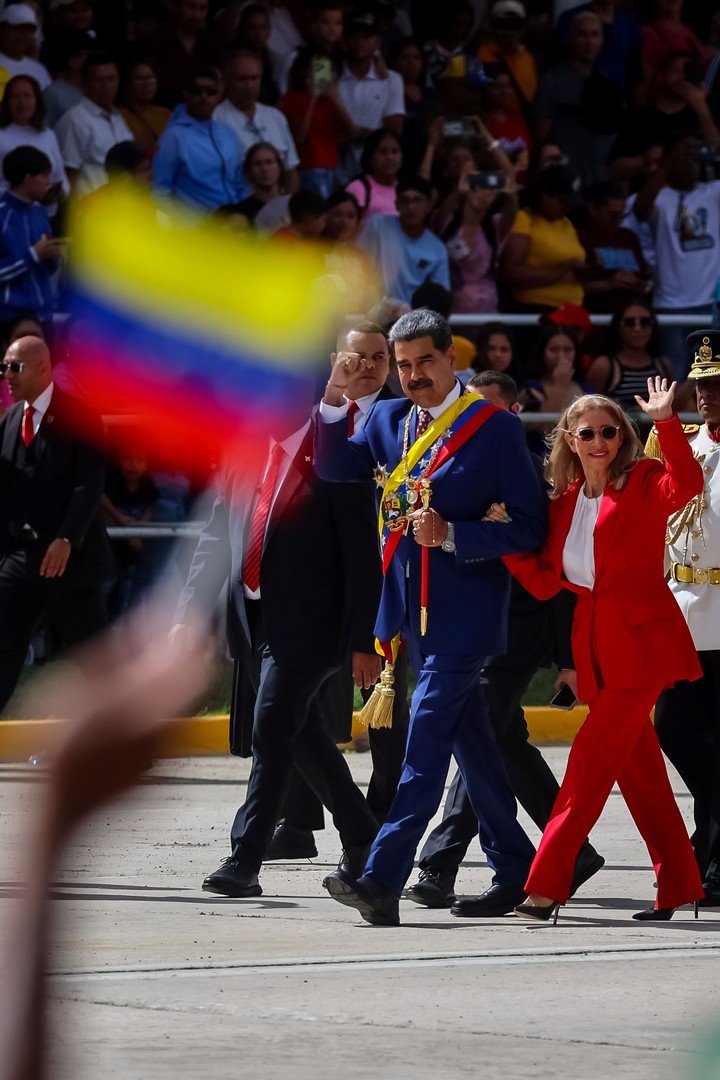 Nicolás Maduro y la primera dama, Cilia Flores, saludan en un acto por el Día de la Independencia en Venezuela. Foto EFE
