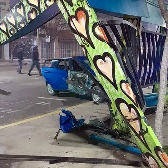 Borracho, embistió una garita de colectivos y atropelló a 10 personas, quiso huir pero fue golpeado en Neuquén