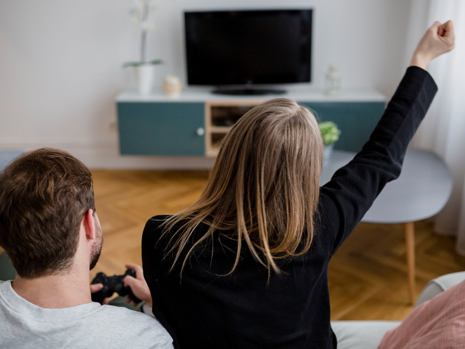 El televisor es un equipo muy vulnerable ante las descargas eléctricas. Foto: Freepik.