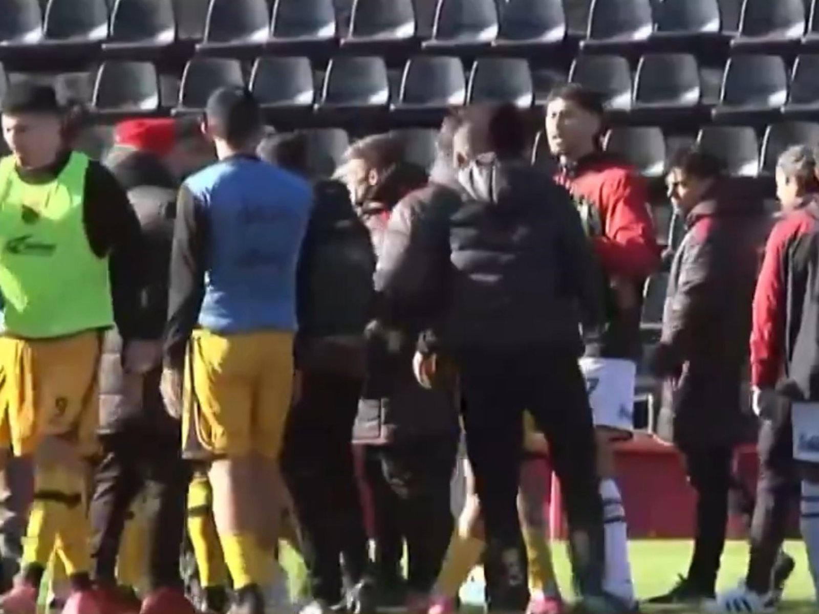 El caos en el Brigadier López: un reflejo de la crisis en Colón El fútbol argentino, en su esencia más cruda, se mostró ... Descubre más sobre largo, segundo...