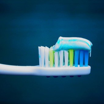 La ANMAT prohibió una popular pasta de dientes porque provoca inflamación en la boca, irritación y aftas