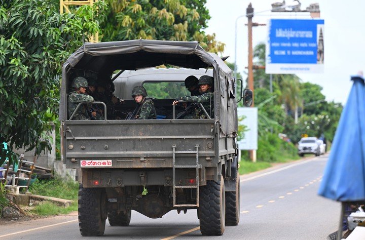 Un camión del ejército transporta tropas en medio de enfrentamientos entre soldados tailandeses y camboyanos en la frontera en disputa en el distrito de Prasat, provincia de Surin, Tailandia. Foto EFE