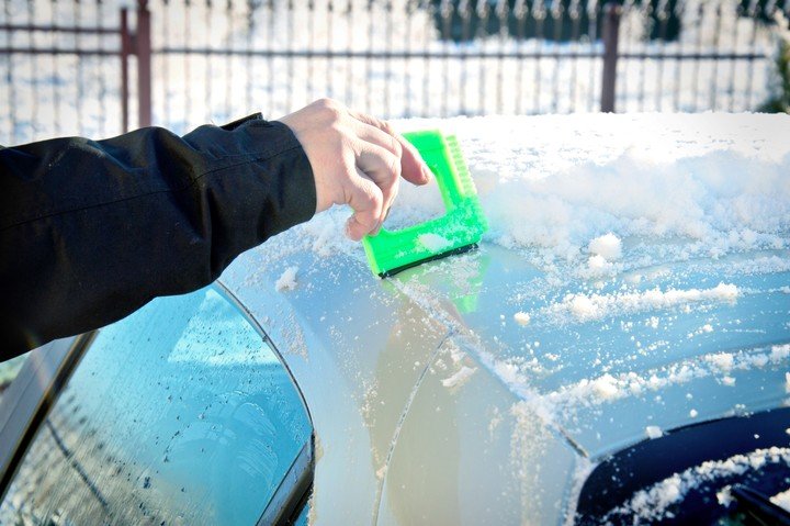 La rasqueta de plástico es un infaltable para quitar el hielo y la nieve de tu auto. Foto: Freepik.