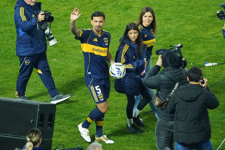 Leandro Paredes con su pareja y su hija Victoria por el césped de la Bombonera. (Juano Tesone)