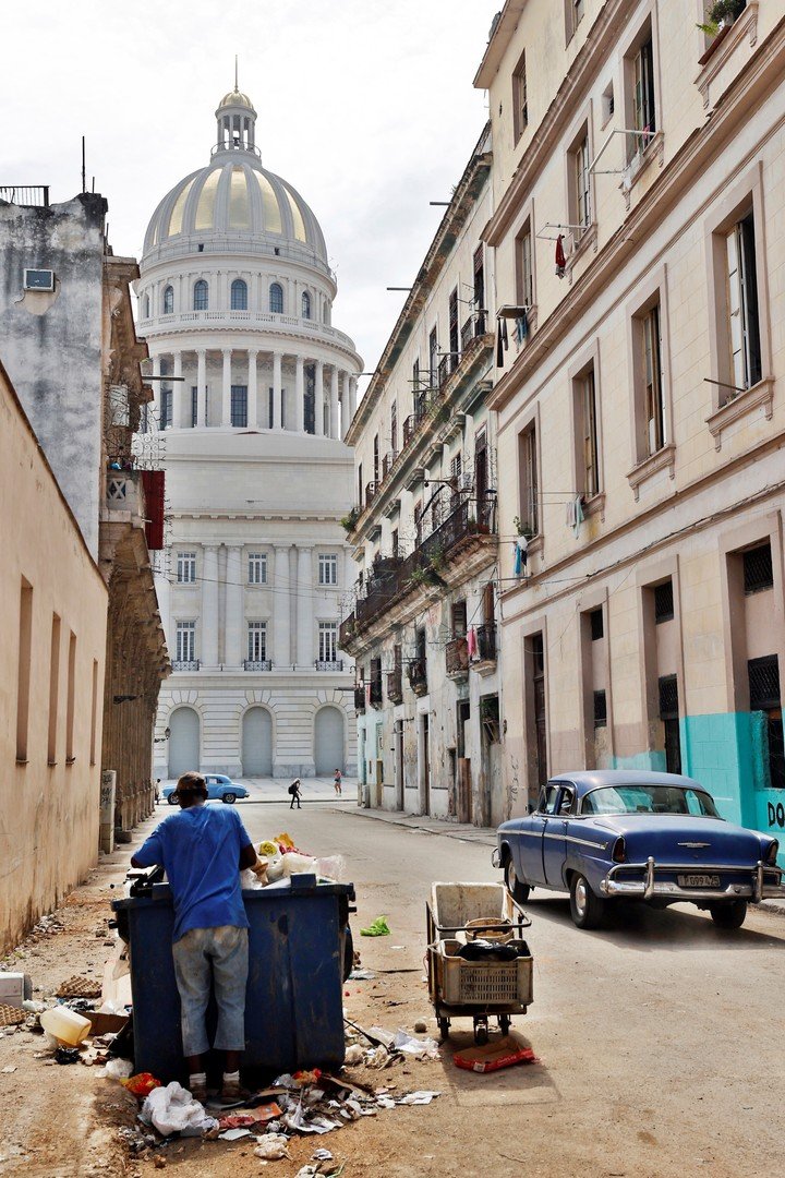 Un hombre revisa un contenedor de basura en La Habana (Cuba). Foto EFE