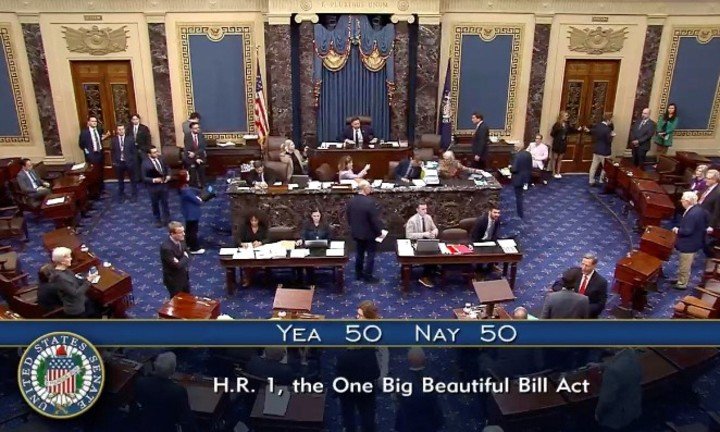 En esta imagen de un video de la Televisión del Senado, el vicepresidente J. D. Vance, sentado en el centro, rompe un empate 50-50 para impulsar la aprobación del proyecto de ley de recortes fiscales y gastos del presidente Donald Trump. Foto AP