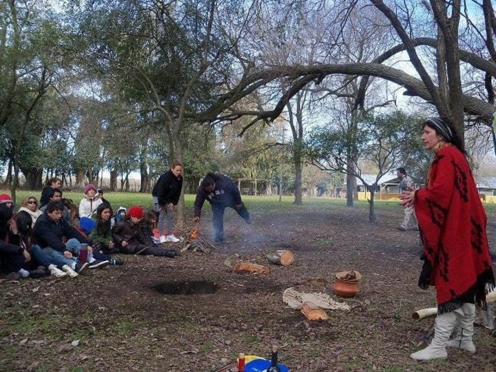 Flavia Carrión, directora de la Escuela de Espiritualidad Natural, durante la celebración de la Pachamama. Foto: Flavia Carrión.