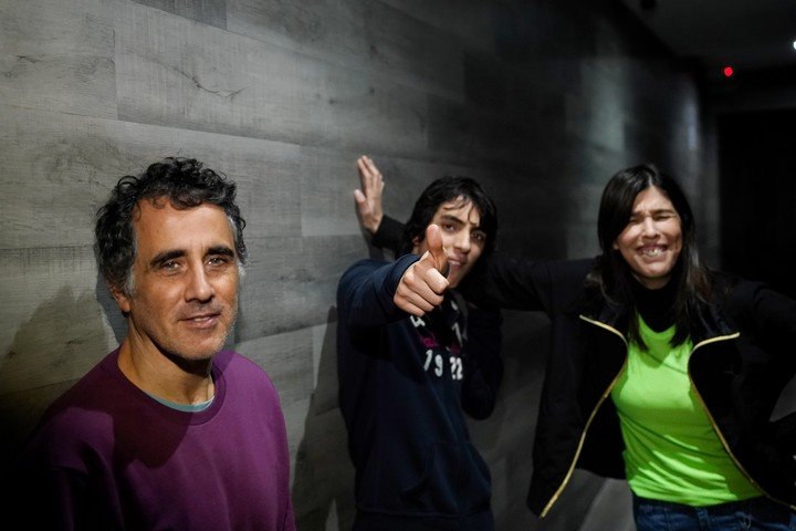 La actriz Valentina Bassi y del director Ulises Rosell y su hijo Lisandro. Foto: Emmanuel Fernández.