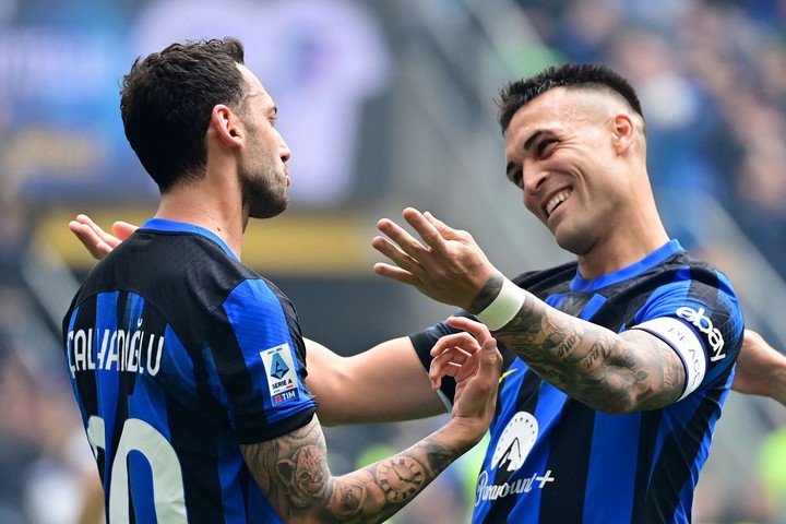 Lautaro Martínez y Hakan Çalhanoglu: ayer compañeros, hoy adversarios. Foto: Piero Cruciatti / AFP.