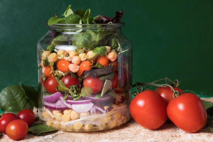 La ensalada en frasco es ideal para llevar como vianda al trabajo o cualquier lugar. Foto: Freepik.