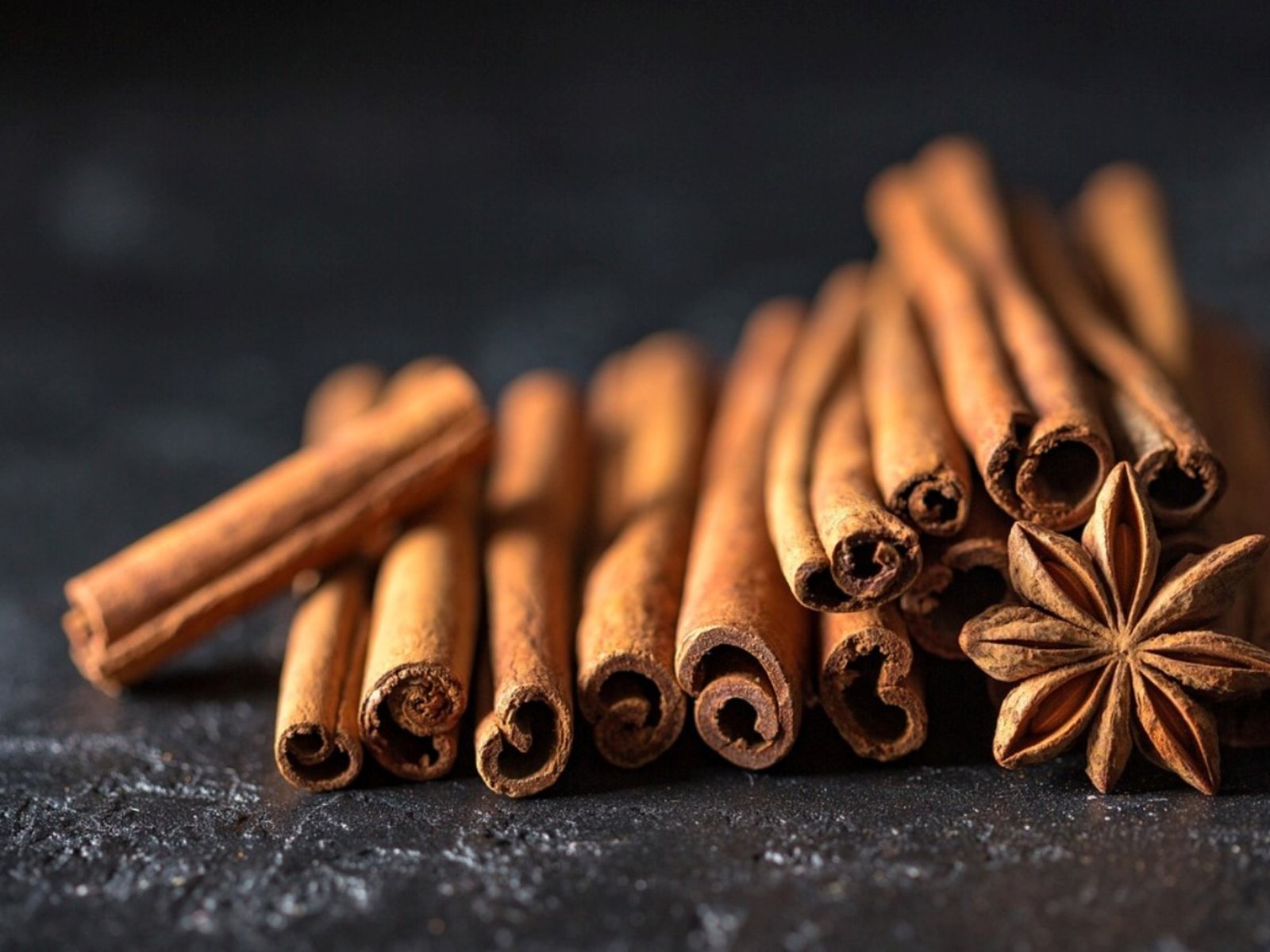 La canela es una especia muy utilizada en la cocina y en la medicina tradicional.