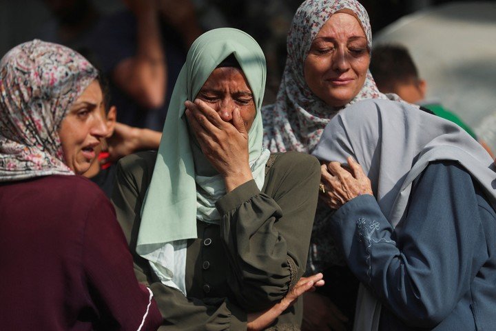 Mujeres palestinas lloranla muerte de víctimas de un ataque israelí en gaza. Foto: Reuters