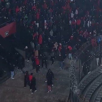 Escándalo en Colón-Mitre: proyectiles de los hinchas, tiros de la policía y los jugadores atrincherados en el medio del campo