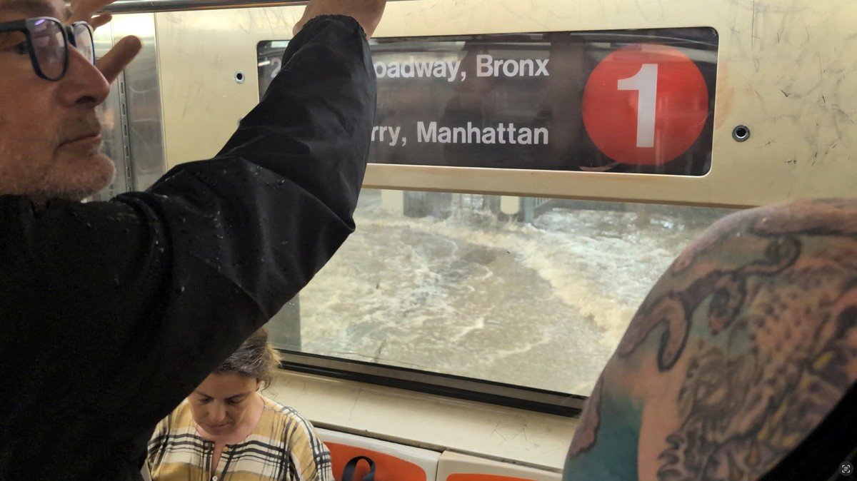 Pasajeros del metro de Nueva York en medio de las inundaciones, que afectaron el servicio. (Foto: Reuters)
