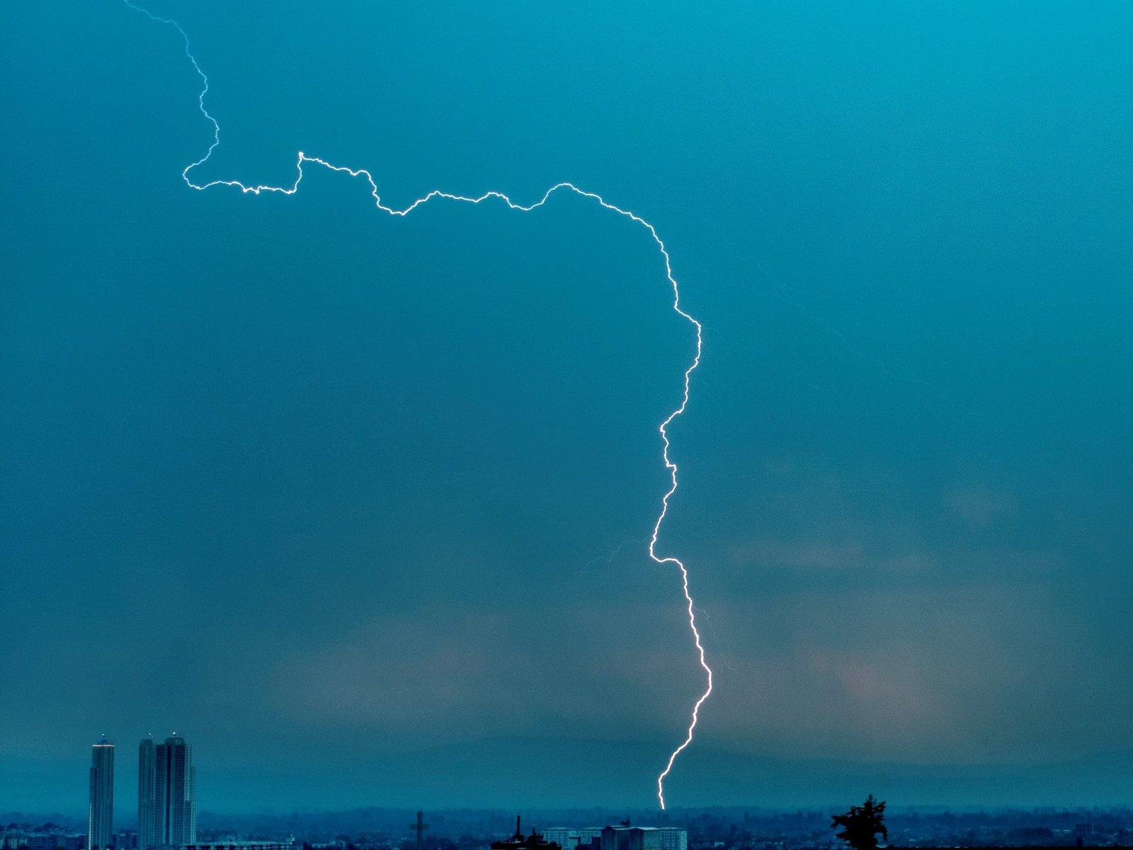 La inquietante conexión entre la naturaleza y nuestros aparatos electrónicos Cuando el cielo se oscurece y los truenos c... Descubre más sobre tradiciones, r...