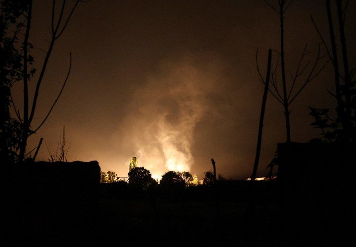 Fuego y humo sobre Járkov, Ucrania, tras un ataque de Rusia con drones. Foto: EFE 