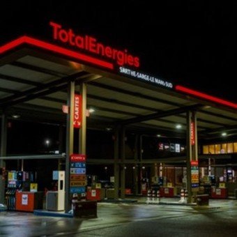 Dejó olvidada a su mujer en una estación de servicio y se dio cuenta 300 km después