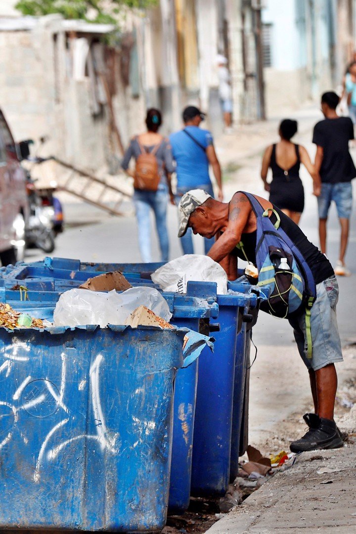 Cuba se encuentra sumida en una grave crisis económica desde 2020, evidente en la escasez de básicos, los frecuentes apagones, la creciente dolarización y una inflación galopante. Foto EFE