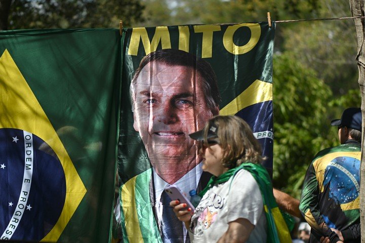 Una protesta en apoyo al ex presidente de Brasil, Jair Bolsonaro (2019-2022), frente del Banco Central, en Brasilia (Brasil). Foto EFE