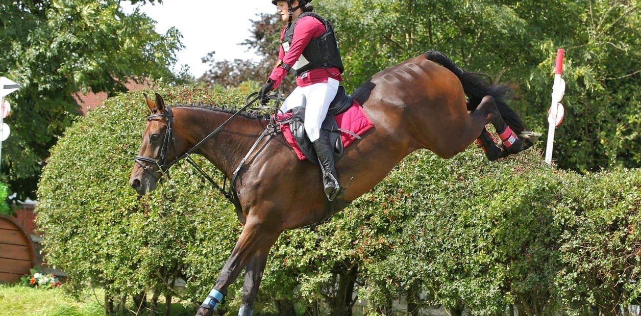 Sarah Yorke, de 37 años, murió en las pruebas hípicas de Aston-le-Walls. Foto: Facebook/Sarak Yorke.
