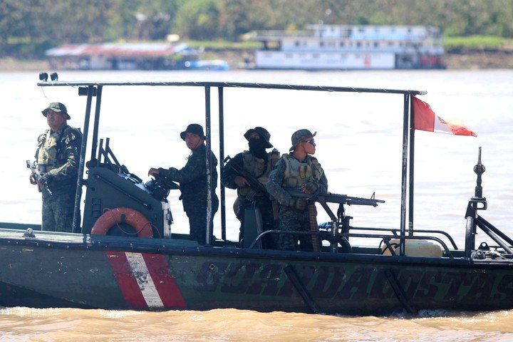Integrantes del Ejército del Perú realizan patrullaje desde un bote guardacostas en la población de Santa Rosa. Foto: EFE