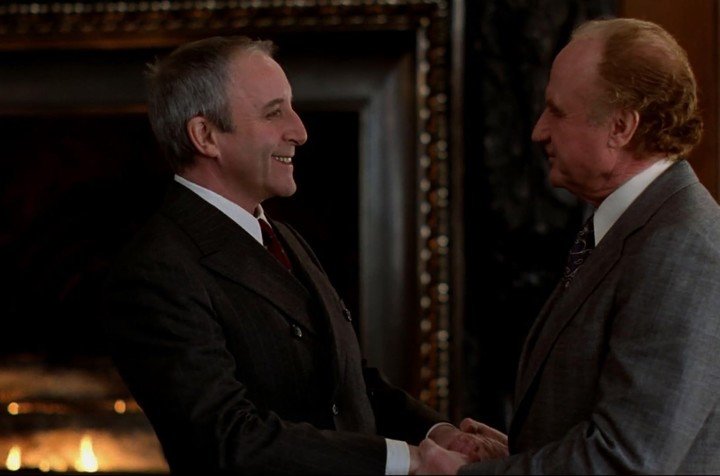 Chance junto a "Bobby", el presidente de los Estados Unidos en la ficción del filme de Hal Ashby.