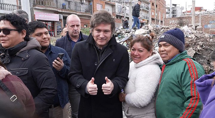 Una de las fotos de Milei con vecinos de Villa Celina, La Matanza.