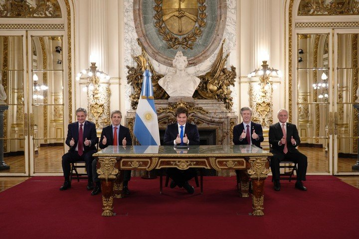 Milei junto al equipo económico que lidera Luis Caputo. 