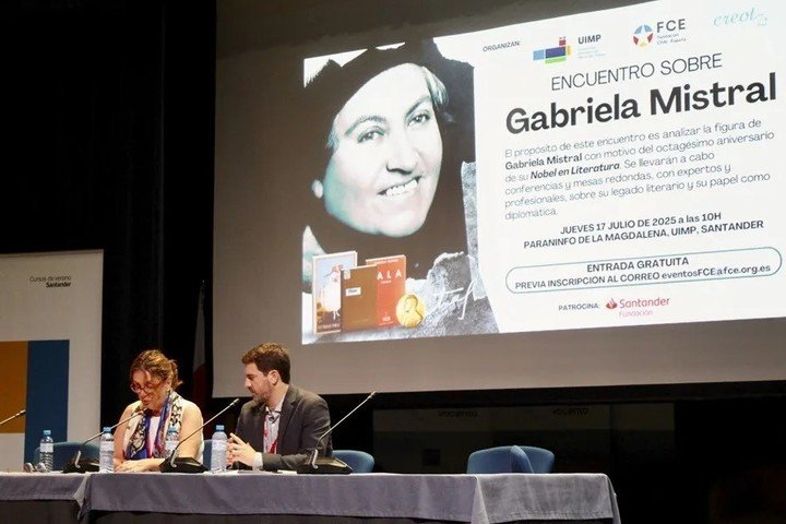 El agregado cultural de la Embajada de Chile en Francia, Diego del Pozo, durante el curso sobre Gabriela Mistral en la UIMP. EFE/Eva García