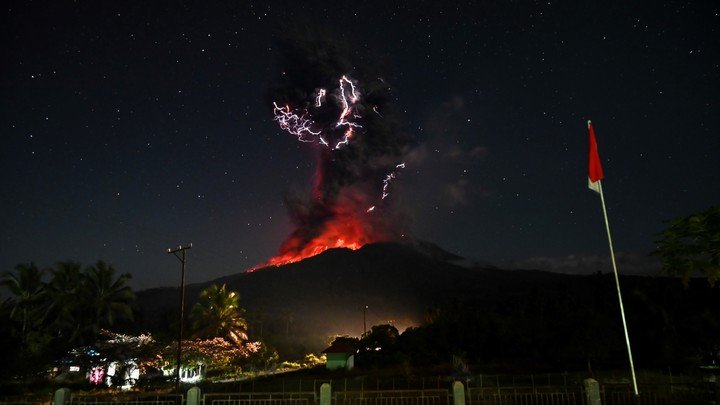 Impactante combinación con rayos en el cielo. Foto: Agencia Geológica vía AP