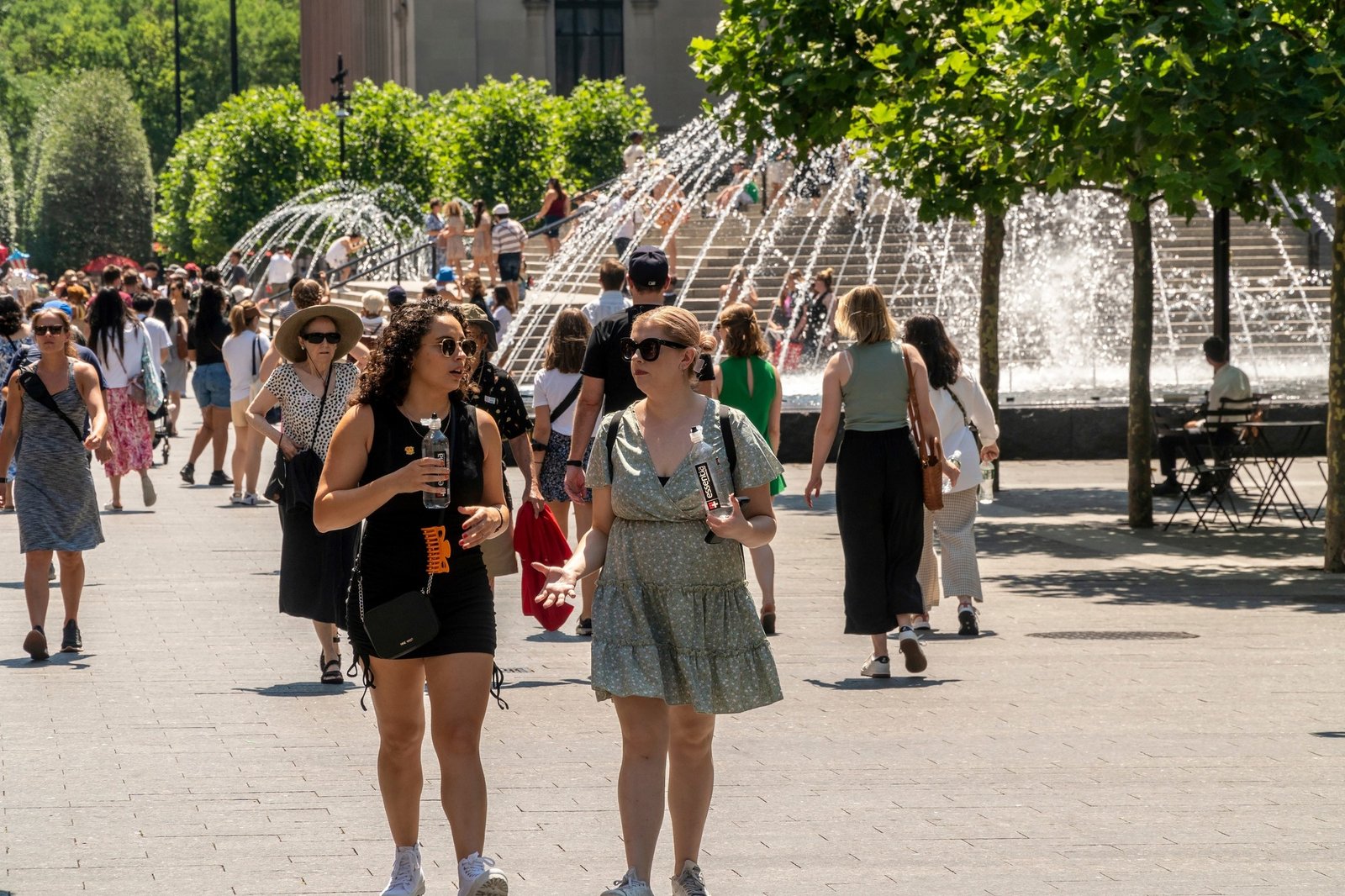 Peatones durante el verano en las inmediaciones del Museo Metropolitano de Nueva York. Foto: Shutterstock