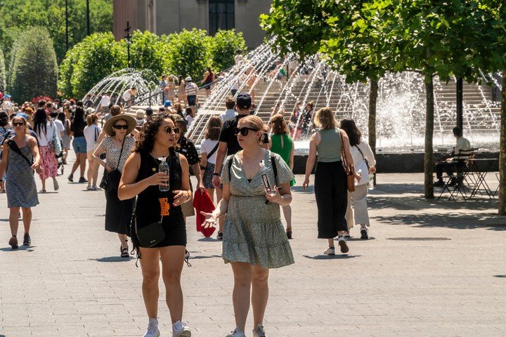Peatones durante el verano en las inmediaciones del Museo Metropolitano de Nueva York. Foto: Shutterstock