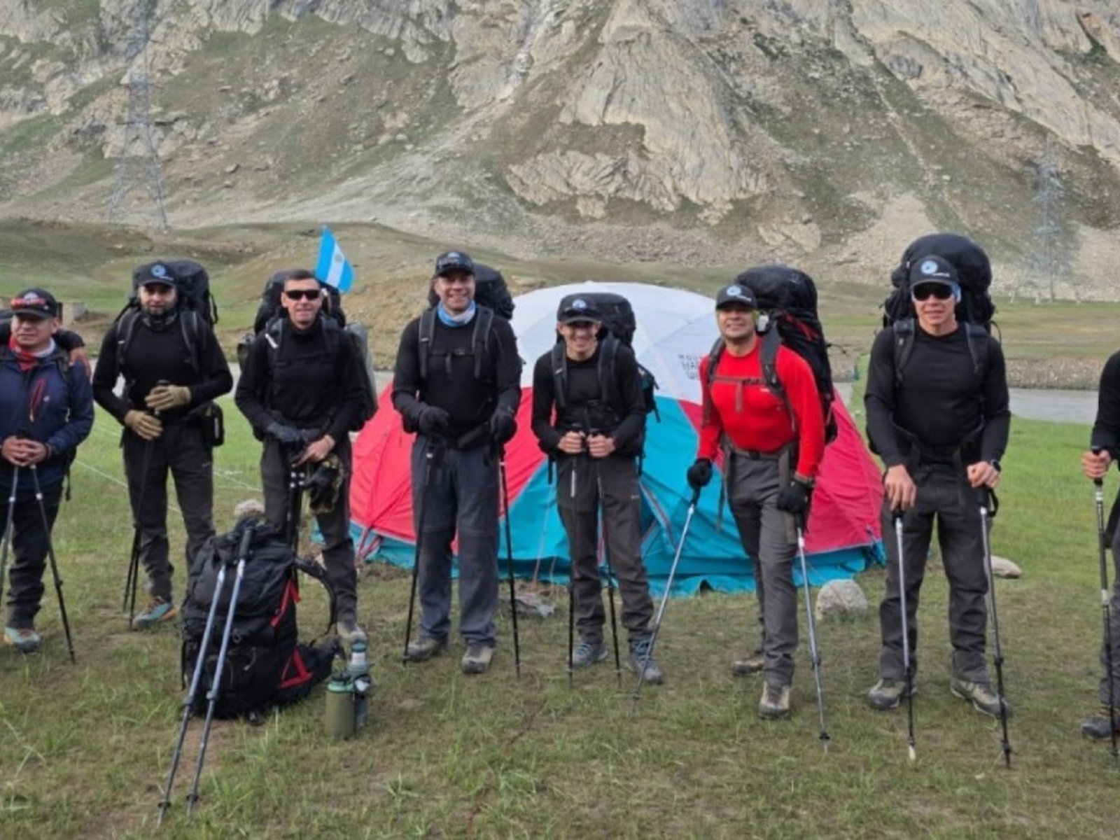  Un hito en la historia de la montaña argentina Este martes, una patrulla de nueve soldados argentinos logró alcanza... Descubre más sobre alcanzada, log...