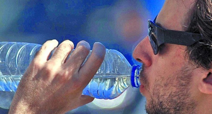 Mantenerse hidratado es una de las principales formas de prevención durante el calor extremo.