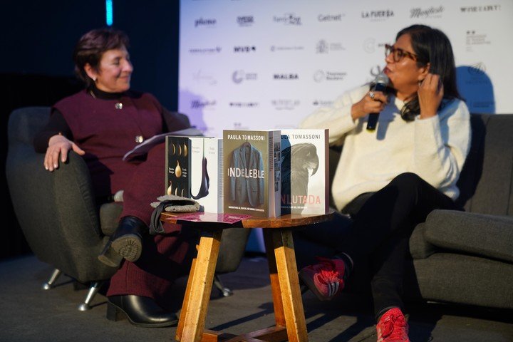Socorro Venegas y Paula Tomassoni dialogaron en la FED sobre muerte, memoria y escritura. Foto: Martín Bonetto.