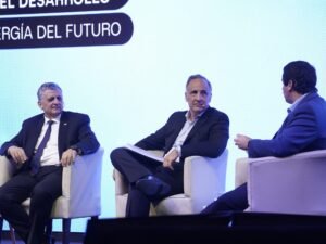 Sánguches de autor, café, remeras vintage y hasta mamelucos de YPF: los negocios periféricos a los que apuntan las petroleras en Argentina