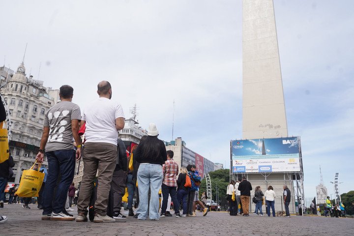 Filas para subir al ascensor del Obelisco. En poco tiempo más las visitas serán pagas. 