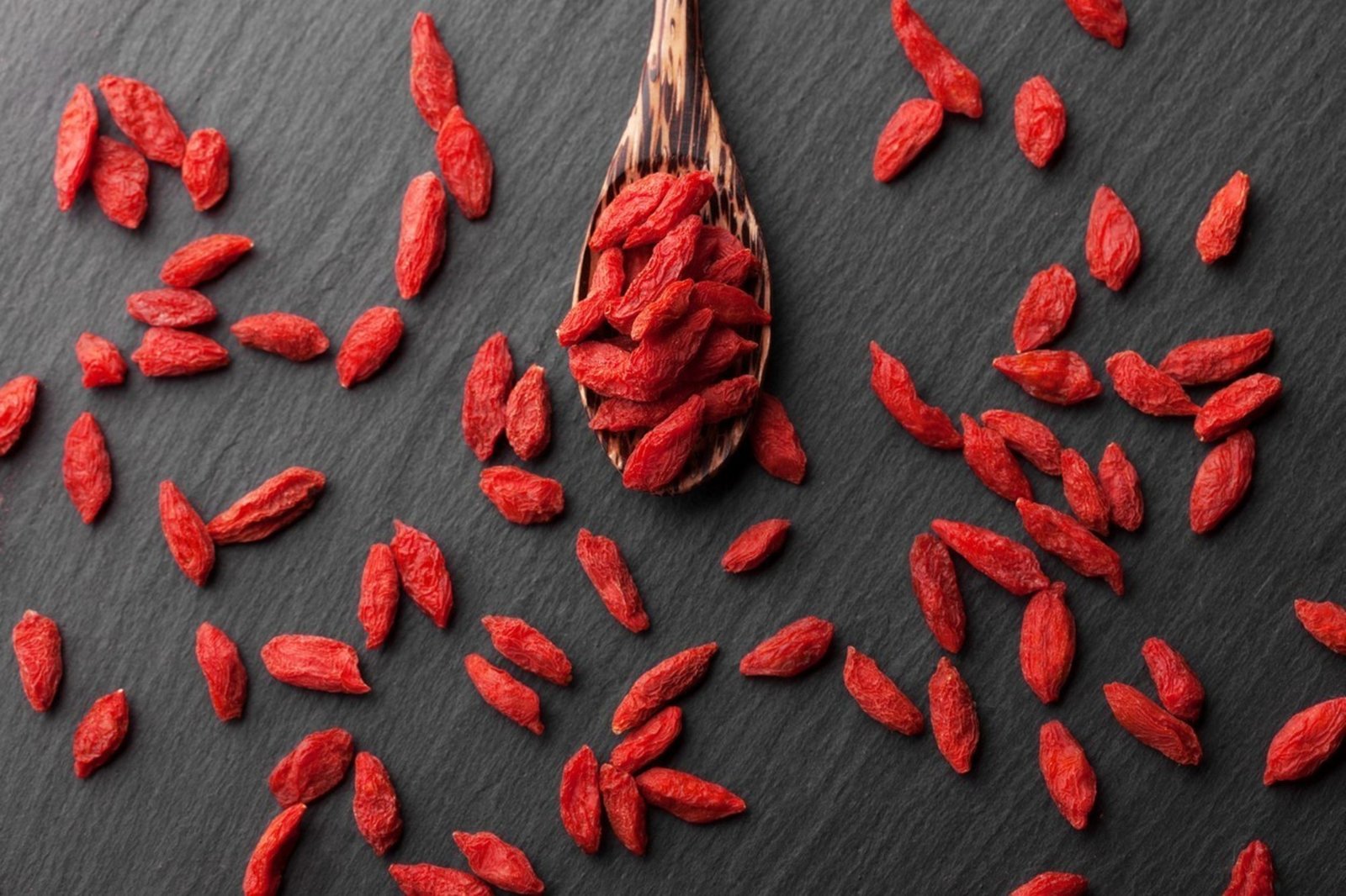 El goji ayuda a fortalecer la vista a quienes usan mucho las pantallas electrónicas.