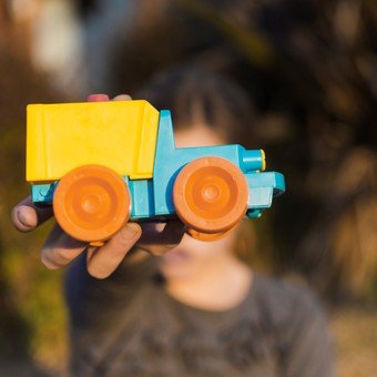 Qué revela la psicología sobre los adultos que aún tienen sus juguetes de la infancia
