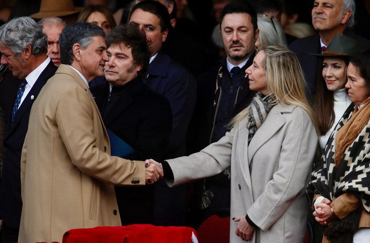 Jorge Macri saluda a Karina Milei, ante la esquiva mirada del Presidente.