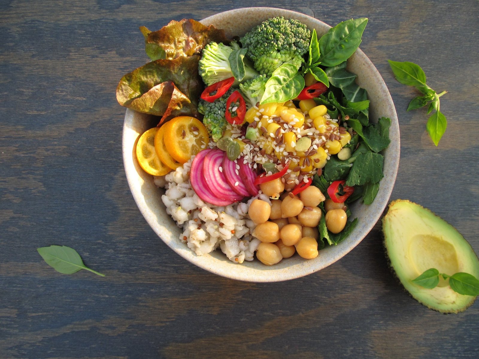 Una dieta equilibrada, con platos con varios colores y sabores, son la clava para incorporar flavonoides. Foto Shutterstock.