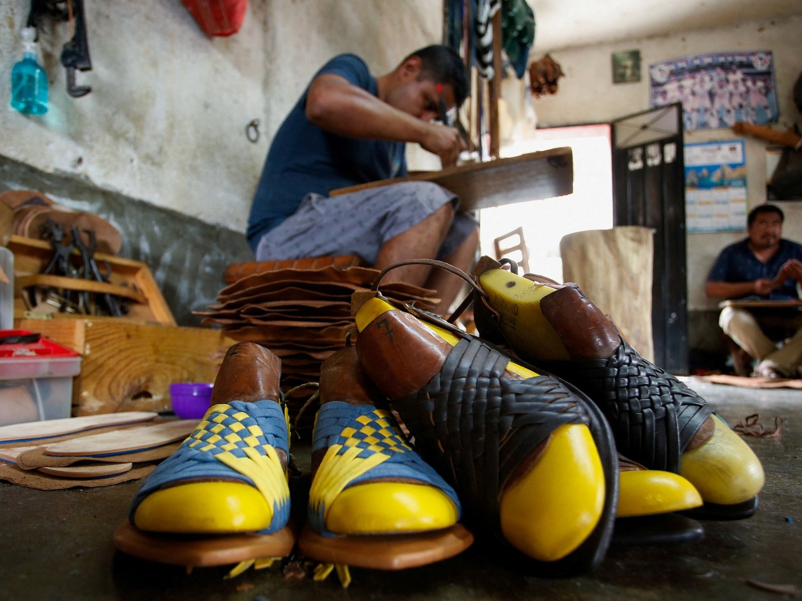 Un escándalo de apropiación cultural en el mundo del calzado La industria de la moda experimentó una sacudida significat... Descubre más sobre gruesa, defien...