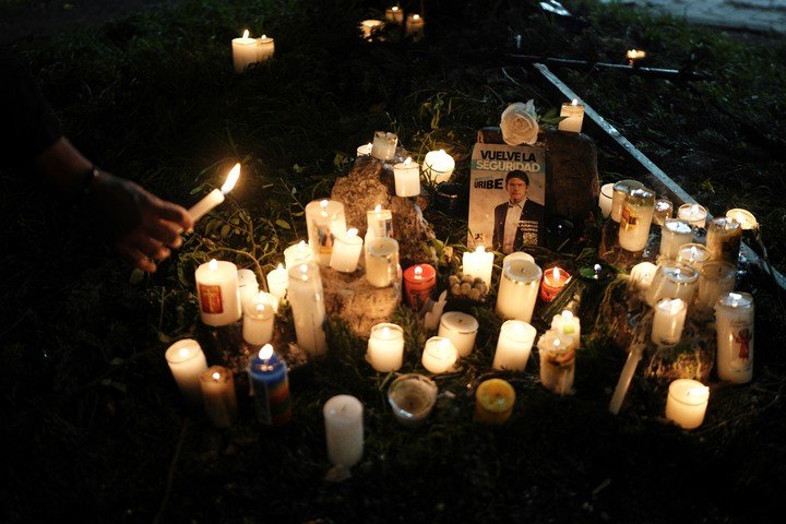 La comoción de los colombianos tras el ataque al candidato presidencial y senador Uribe Turbay. Foto AP Photo/Ivan Valencia.