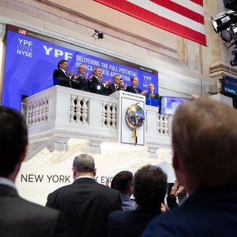 YPF paga US$ 500 millones por dos yacimientos en Vaca Muerta de la francesa TotalEnergies, que se achica en el país