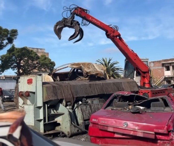 En los últimos dos meses, la Municipalidad compactó unos 170 autos y más de 100 motos.