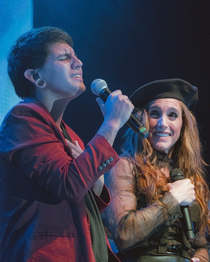 Yhosva Montoya junto a Soledad Pastorutti en un show en vivo tras La Voz Argentina. | Foto: Instagram