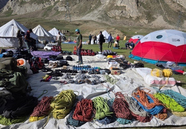 Soldados del Ejército en el campamento base rumbo al monte Kun, una de las cumbres más altas del Himalaya.