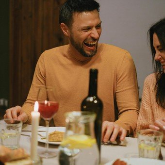 Top 20 de chistes malos que te van a hacer reír aunque no quieras, según la IA