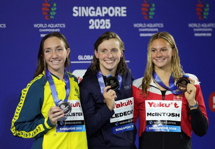 Katie Ledecky junto a Lani Pallister y Summer McIntosh, quienes completaron el podio. Foto: Edgar Su / Reuters.