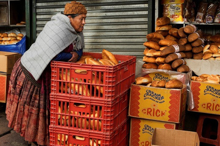 Un vendedor de pan sin subsidio espera a sus clientes en una acera en La Paz, Bolivia. Foto AP